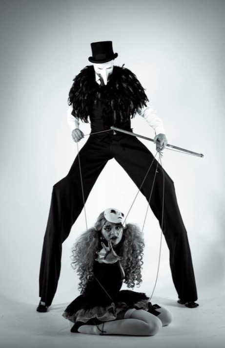 costumed-stilt-walkers 12