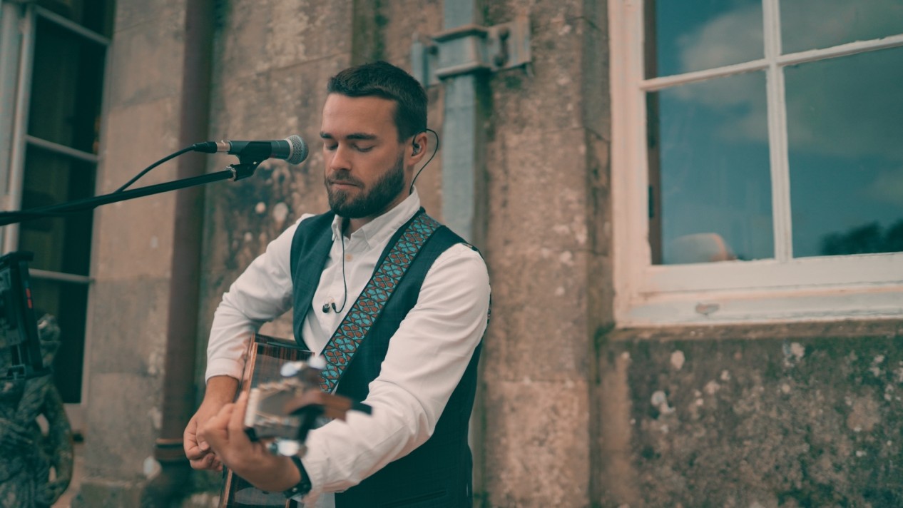 Archie Lewis | Captivating Solo Acoustic Performer | Entertainment Nation