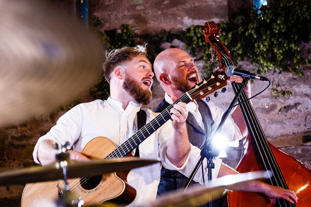 Guitarist and double bassist singing together