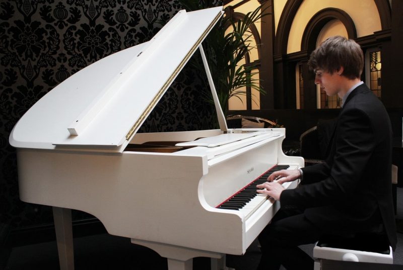 pianist at wedding ceremony